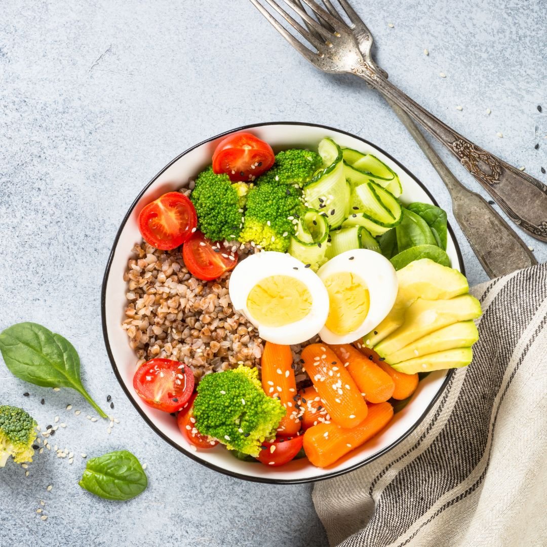 Prato com alimentos equilibrados como legumes, ovo e quinoa representando alimentação saudável no diabetes”