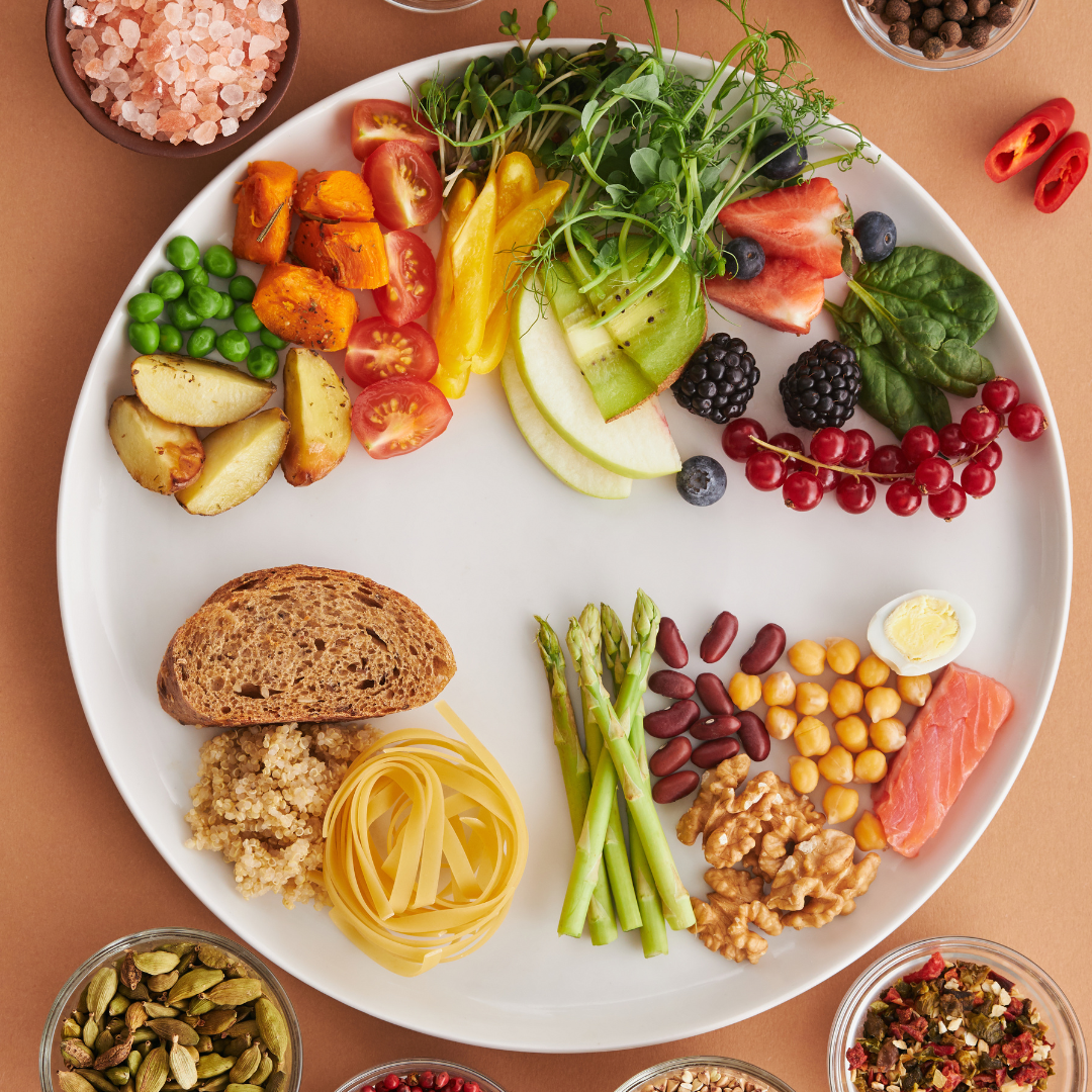 Prato com alimentos saudáveis e variados