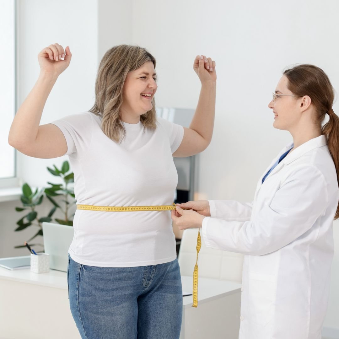 Avaliação nutricional com medição da circunferência abdominal em mulher sorrindo