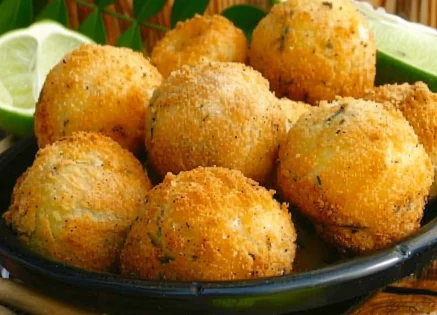 Bolinhos de batata-doce com frango em tigela preta