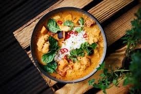 Frango ao curry com leite de coco servido em prato fundo