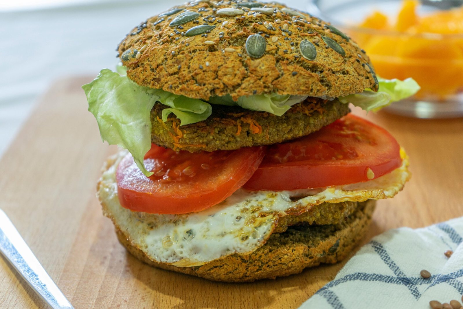 Hambúrguer de lentilha com batata-doce servido em pão sem glúten com salada