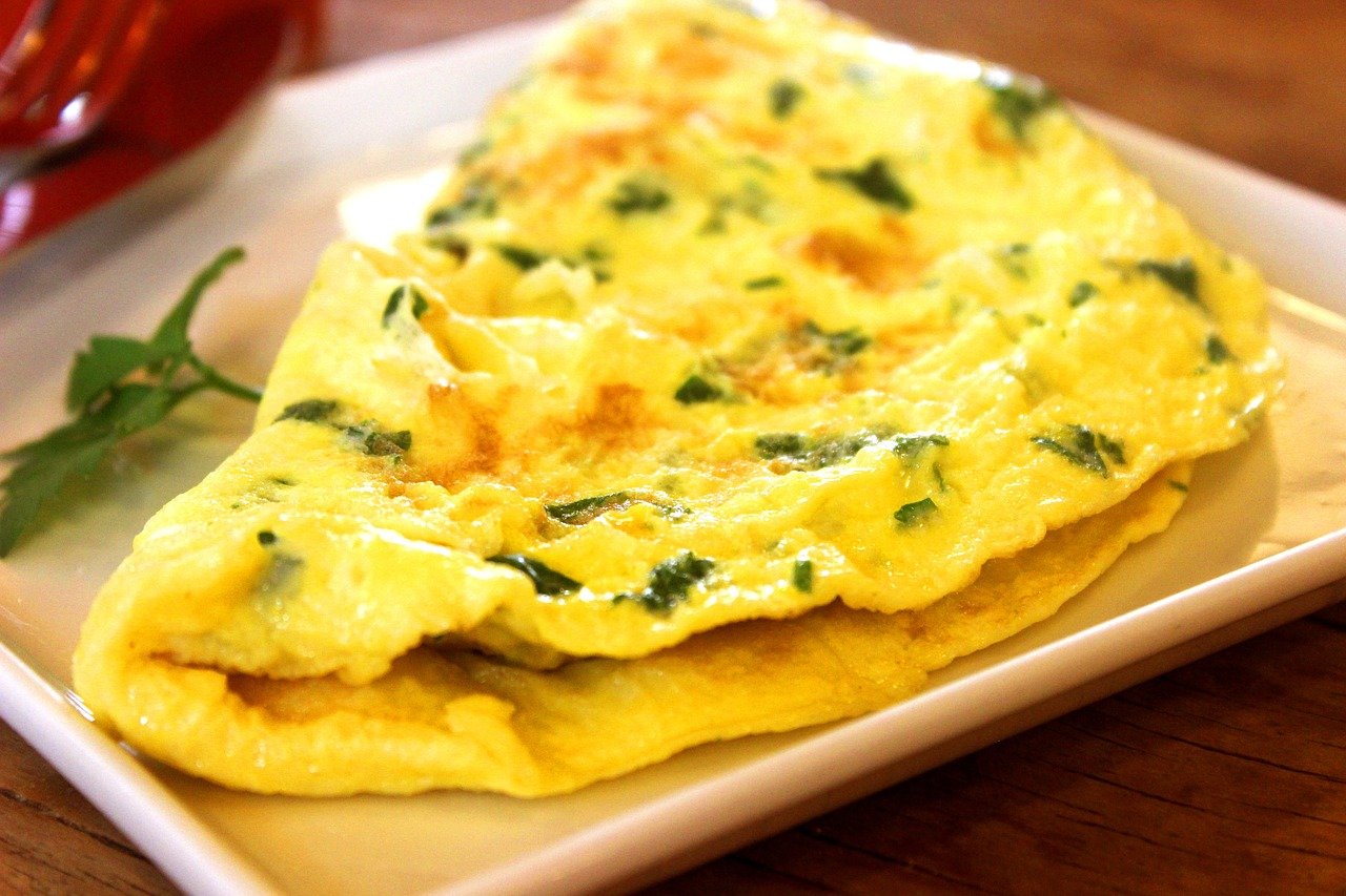 “Omelete com vegetais verdes servido em prato quadrado