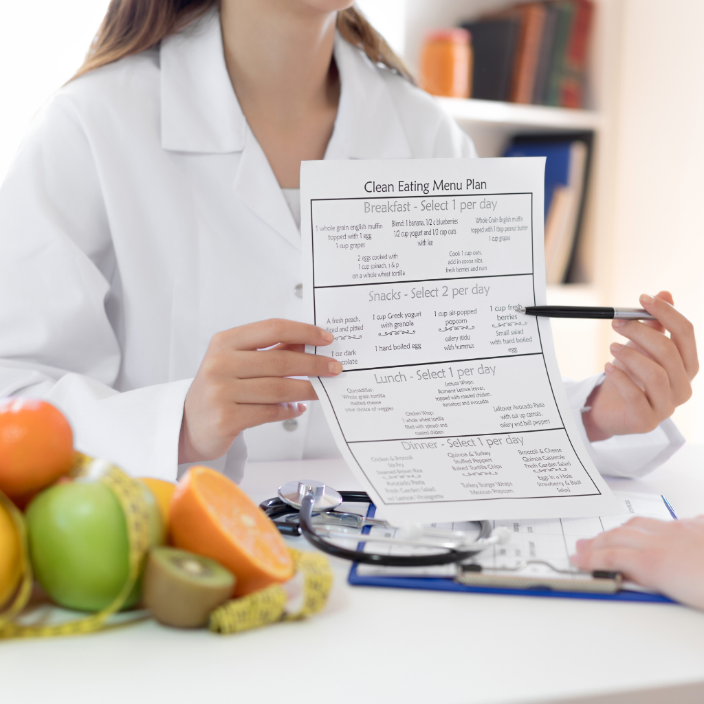 Plano alimentar personalizado sendo apresentado em consulta nutriciona