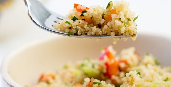 Risoto de quinoa com cogumelos servido em prato com garfo
